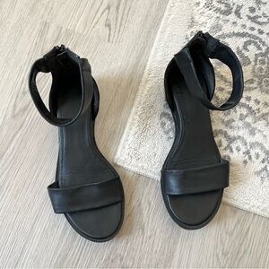 Seychelles Black Leather Ankle Strap Sandals 6.5 Open‎ Toe Zip Up Back Flats